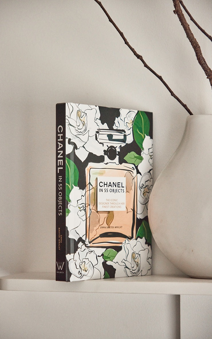 Livro Chanel in 55 Objects